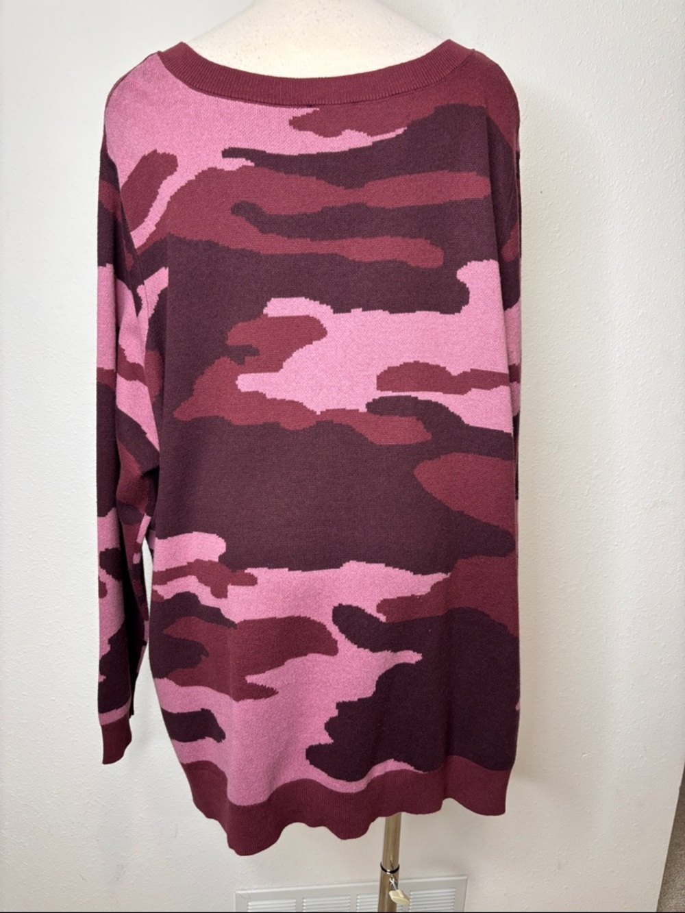 Belle by Kim Gravel size 2X Pink & Burgundy Camo V-Neck Sweater - Picture 5 of 7